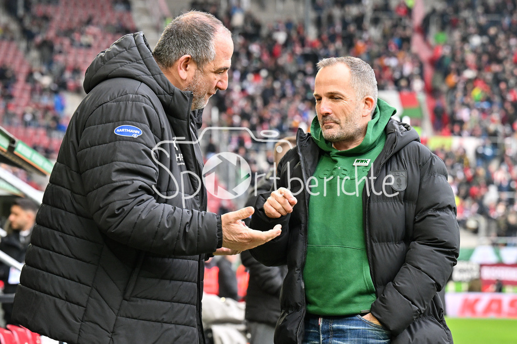 FC Augsburg - 1. FC Heidenheim | AUGSBURG, GERMANY - 15. FEBRUARY: im Gespräch Frank SCHMIDT Trainer 1. FC Heidenheim und Manuel BAUM Trainer FC Augsburg vor dem Bundesligamatch zwischen dem FC Augsburg und dem 1. FC Heidenheim am 22. Spieltag in der WWK-Arena / DFL REGULATIONS PROHIBIT ANY USE OF PHOTOGRAPHS AS IMAGE SEQUENCES AND/OR QUASI-VIDEO