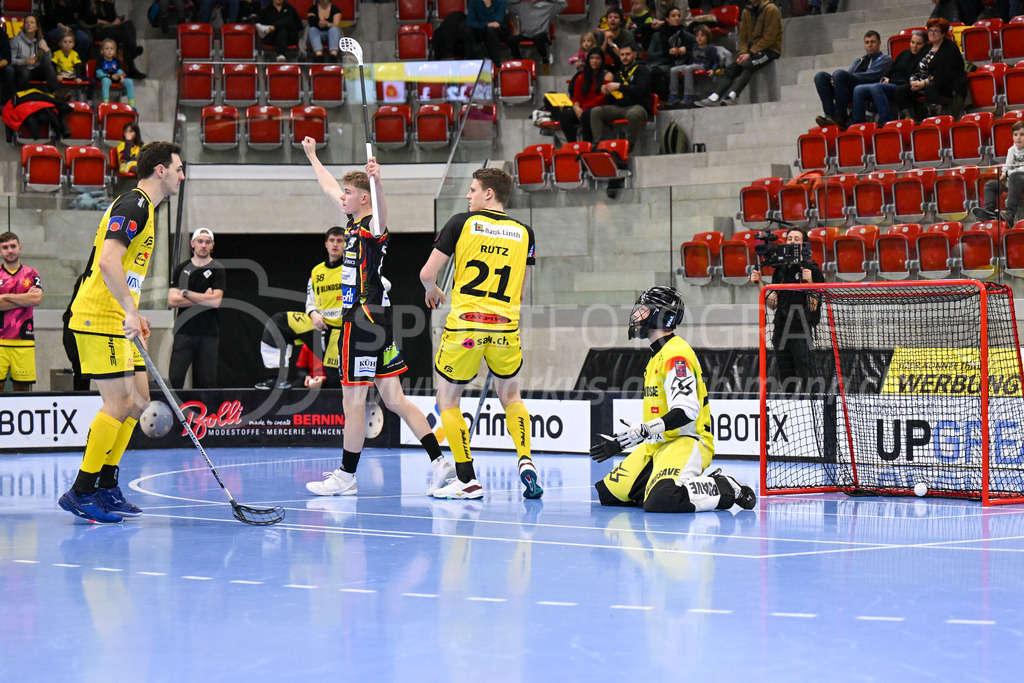HC Rychenberg vs Tigers Langnau - 11. Dezember 2022 | HC Rychenberg vs Tigers Langnau
AXA Arena, Winterthur
David Foelix (#24 HC Rychenberg), Niklas Rutz (#21 HC Rychenberg) und Pascal Meier (#30 HC Rychenberg) nach dem 0:2.
Bild: Sportfotografie Markus Aeschimann | www.markus-aeschimann.ch - Realisiert mit Pictrs.com