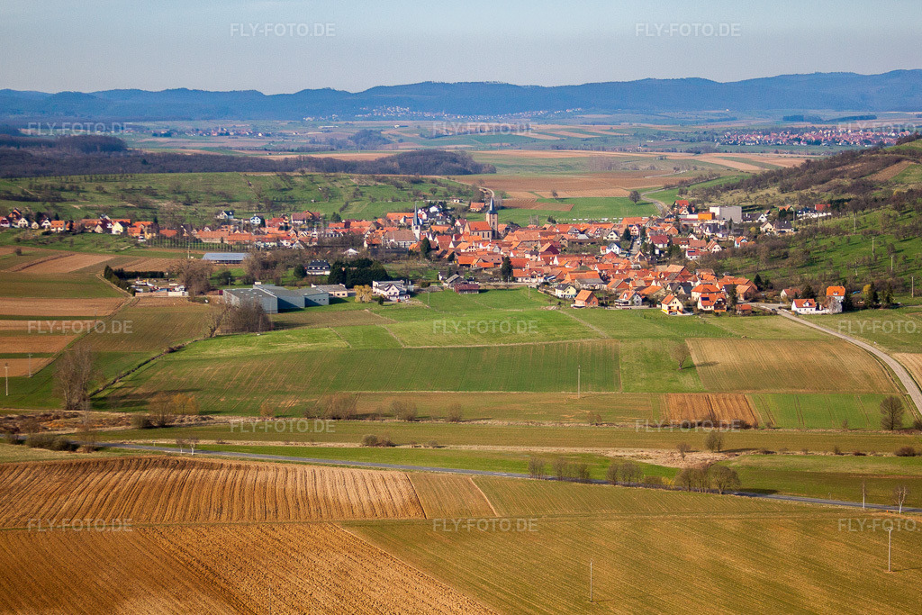 Luftbild: landwirtschaftlichen Feldern und Nutzflächen in Kirrwiller im Bundesland Bas-Rhin in Frankreich. Foto: IMG_38594.jpg vom 20.03.2011 durch Werner Riehm/FLY-FOTO.de