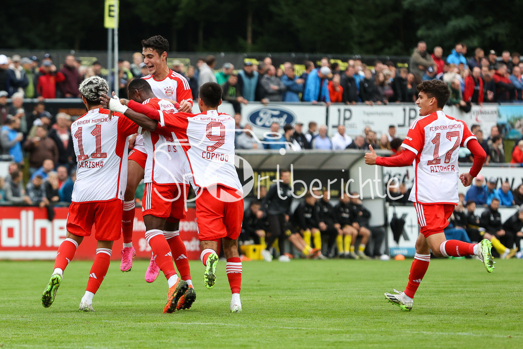 DJK Vilzing - FC Bayern Amateure | Jubel nach dem Treffer zum 0-1 durch Desire SEGBE AZANKPO (FCB 34) / Freude / Tor / Torschuetze