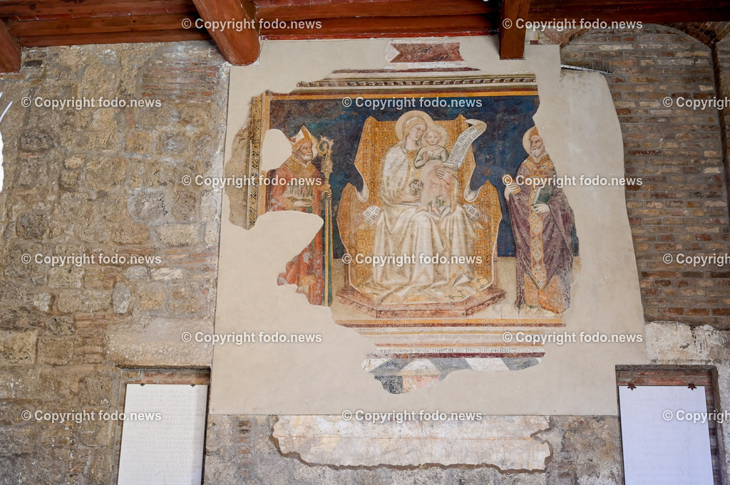 Italien_ Toskana_ San Gimignano_ 31.05.2024-151 | 31.05.2024, Italien, ITA, Toskana, San Gimignano im Bild Stadtansichten Gebäude, Architektur, Touristen, Historisch, Souvenir, Ansichten der berühmten Stadt San Gimignano in der Toskana-Italien - View of the famous town San Gimignano in Tuscany-ItalySan Gimignano ist eine italienische Kleinstadt in der Toskana mit einem mittelalterlichen Stadtkern. San Gimignano wird auch die Stadt der Türme genannt. Die Stadt liegt in der Provinz Siena. Sie gehört neben Florenz, Siena und Pisa zu den von Touristen meist besuchten Zielen in der Toskana.