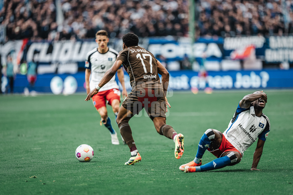 Fußball | Männer | Saison 2023/2024 | 2. Fußball-Bundesliga | 32. Spieltag | Hamburger SV vs. FC St. Pauli  | 03.05.2024 | rechts Jean-Luc Dompe (#27, HSV) beklagt einen Schlag von Oladapo Afolayan (#17, FC St. Pauli)