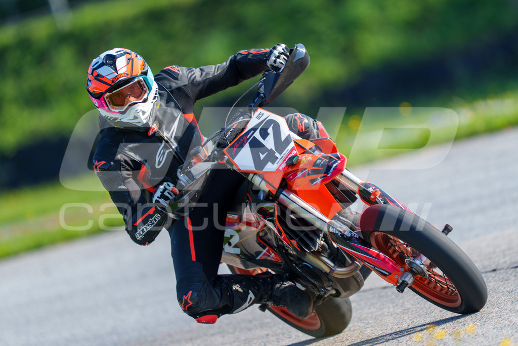 SuperMoto_Staatsmeisterschaft_Greinbach_063 | GRIPcapture steht für authentische Sportfotografie in Österreich – für Momente, die mehr sind als Geschwindigkeit oder Ergebnis. Es geht um Emotion, Spannung, Fokus und den Augenblick, der oft nur einen Wimpernschlag dauert.Ob Motorsport, Teamsport oder 