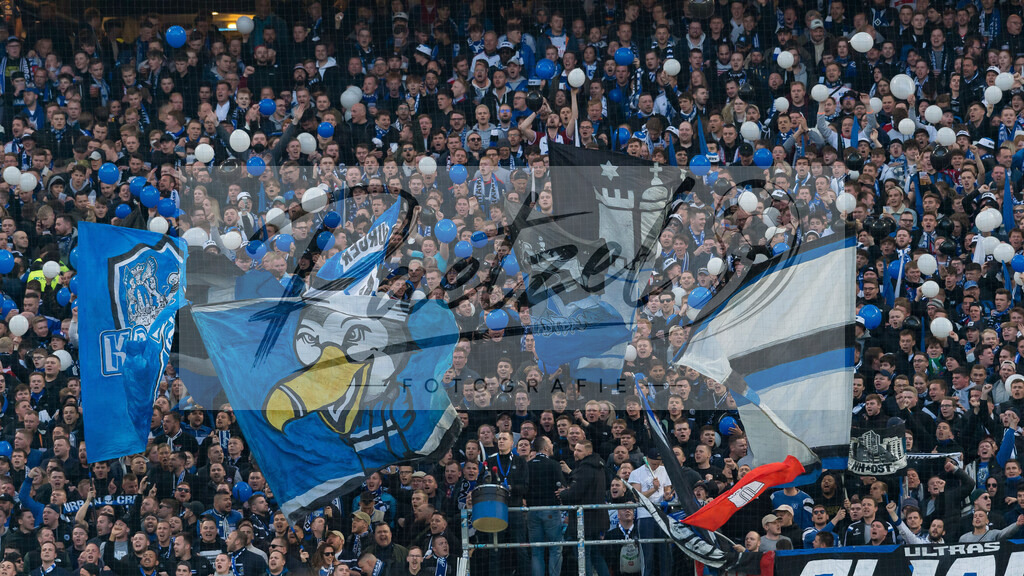HSVSCF20220419_253 | Fussball, Herren: . Fans von Hamburger SV beim DFB-Pokal-Halbfinalspiel zwischen Hamburger SV und SC Freiburg im Volksparkstadion am 19.04.2022 in Hamburg, Deutschland.DFB / DFL REGULATIONS PROHIBIT ANY USE OF PHOTOGRAPHS AS IMAGE SEQUENCES AND/OR QUASI-VIDEO. - Realisiert mit Pictrs.com