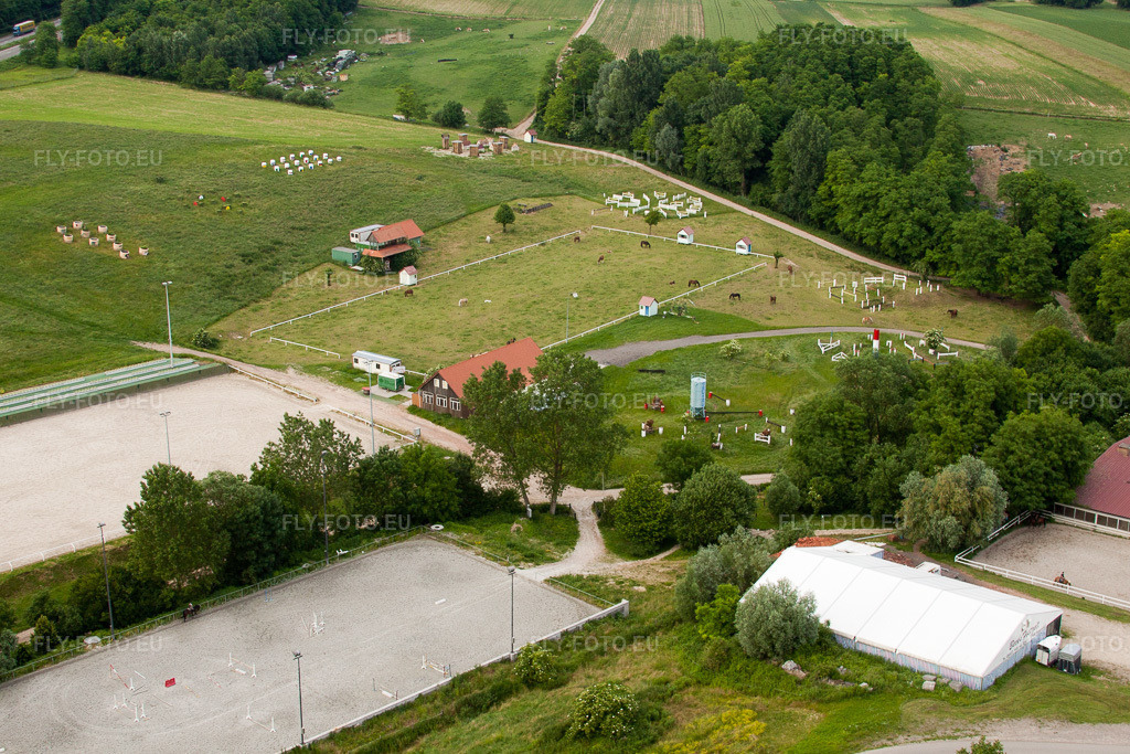 Vue aérienne: Haras de la Née à Neewiller-près-Lauterbourg dans le département Bas Rhin, France. Photo: IMG_28755.jpg prise le 14/06/2010 par Werner Riehm/FLY-FOTO.eu – Résolution de l'original: 4209 x 2806 px