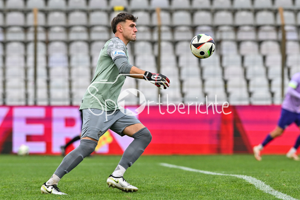 FC Bayern Amateure - FC Würzburger Kickers | am Ball Johann HIPPER (Würzburger Kickers 1) / Einzelfoto / Freisteller / Regionalliga Bayern: FC Bayern Amateure - FC Würzburger Kickers; Grünwalder Stadion am 27.09.2025