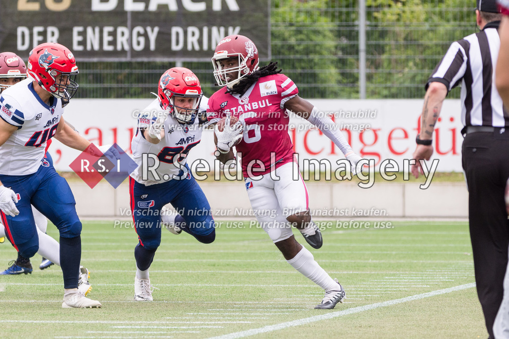 American Football, Saison 2022, European League of Football (ELF), Hamburg Sea Devils - Istanbul Rams, 31.07.2022, 9. Gameweek | Lukas Rehder (#89, Sea Devils, WR), Terryon Robinson (#6, Istanbul, WR)