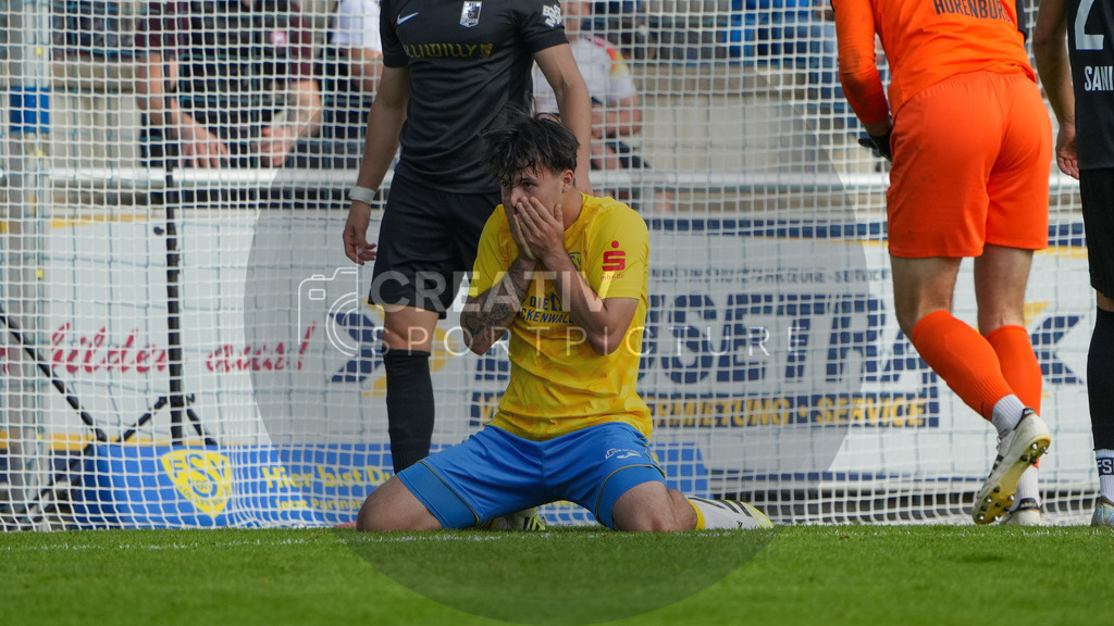 Fußball, Herren, Saison 2025/2026, Regionalliga Nordost, 10. Spieltag, FSV 63 Luckenwalde vs. BSG Chemie Leipzig, Samstag 27.09.2025, Werner-Seelenbinder-Stadion Luckenwalde, | Fußball, Herren, Saison 2025/2026, Regionalliga Nordost, 10. Spieltag, FSV 63 Luckenwalde vs. BSG Chemie Leipzig, Samstag 27.09.2025, Werner-Seelenbinder-Stadion Luckenwalde, Im Bild: Matthew Meier (Luckenwalde) verärgert und enttäuscht über seine vergebene Torchance. - Realisiert mit Pictrs.com