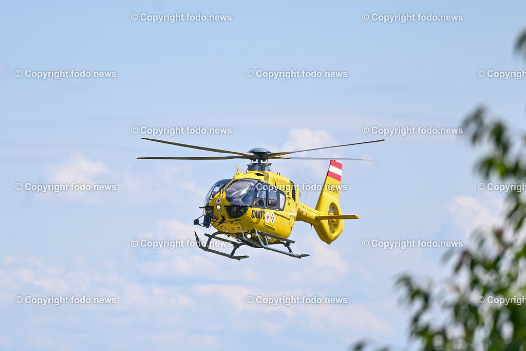 Rettungshubschrauber_ Helikopter_ 28.08.2025-3 | 28.08.2025, Oberoesterreich, AUT, Rettungshubschrauber, im Bild Themenbild, Rettungshubschrauber, Helikopter, Christophorus, OeAMTC, Rotes Kreuz, Krankentransport, Notarzt, Einsatz, Rettungsteam, Sanitaeter, Notruf 144, Landung, Start, Flug, Heli, Pilot, Notfall, Luftrettung, medizinischer Einsatz, Hubschrauberflug, Einsatzfahrzeug, schnelle Hilfe, Notarzthubschrauber, gelber Helikopter, oesterreichisches Rotes Kreuz, Himmel, Flugrettung, Gesundheitsversorgung, Erste Hilfe aus der Luft, Feature, Symbolbild