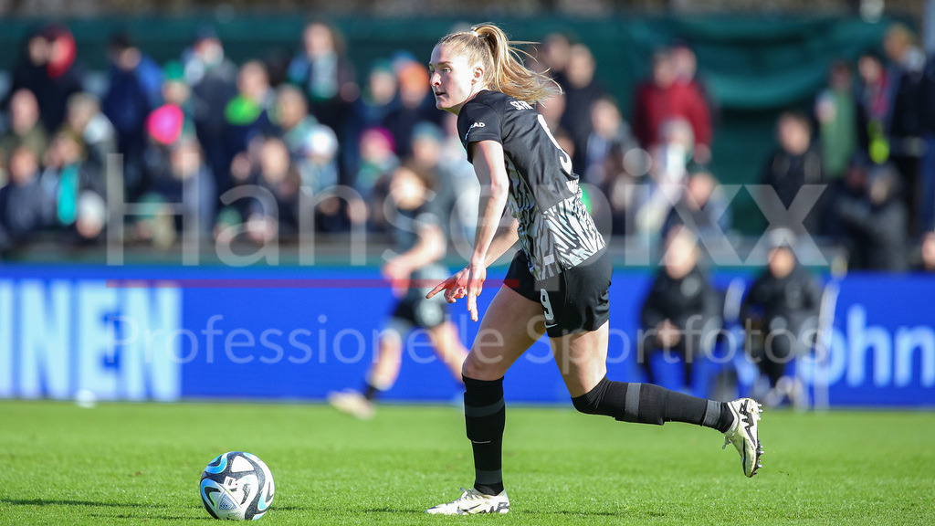 Fussball, Google Pixel Frauen-Bundesliga, SV Werder Bremen - SC Freiburg | v.li.: Janina Minge (SC Freiburg, 9) am Ball, Einzelbild, Ganzkörper, Aktion, Action, Spielszene, DIE DFB-RICHTLINIEN UNTERSAGEN JEGLICHE NUTZUNG VON FOTOS ALS SEQUENZBILDER UND/ODER VIDEOÄHNLICHE FOTOSTRECKEN. DFB REGULATIONS PROHIBIT ANY USE OF PHOTOGRAPHS AS IMAGE SEQUENCES AND/OR QUASI-VIDEO.