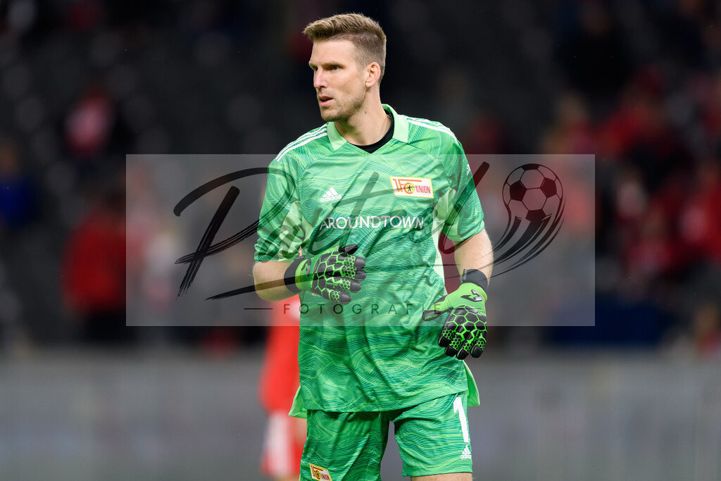 FCUKUO20210826_082 | Fussball, Herren: Torwart Andreas Luthe (1.FC Union Berlin) schaut beim Spiel der UEFA Conference League zwischen 1. FC Union Berlin und Kuopion PS im Olympiastadion am 26.08.2021 in Berlin, Deutschland. - Realisiert mit Pictrs.com