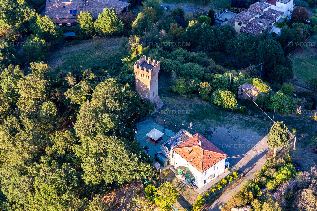 Aerial view: Dinazzano Castle in the district Veggia-Villalunga in Casalgrande in the state Reggio Emilia, Italy.Photo: IMG_134665.jpg taken on 09/19/2022 by Werner Riehm/FLY-FOTO.comResolution of the original: 5472 x 3648 px
