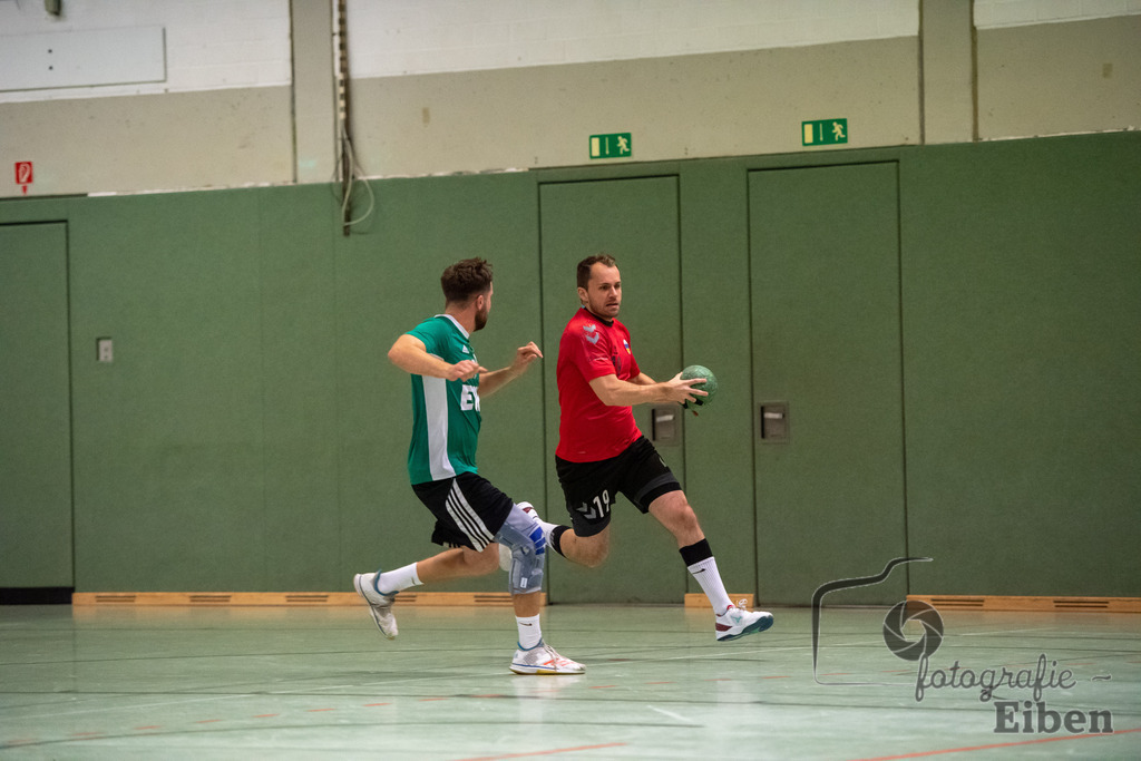 VFL Oldenburg-SG FriPe | Herren Regionsoberliga; VFL Oldenburg (grün)-SG FriPe (rot) am 04.11.2023 in Oldenburg (Robert-Schumann-Halle Oldenburg), Deutschland, Photo: Philip Eiben 2023 - Realisiert mit Pictrs.com
