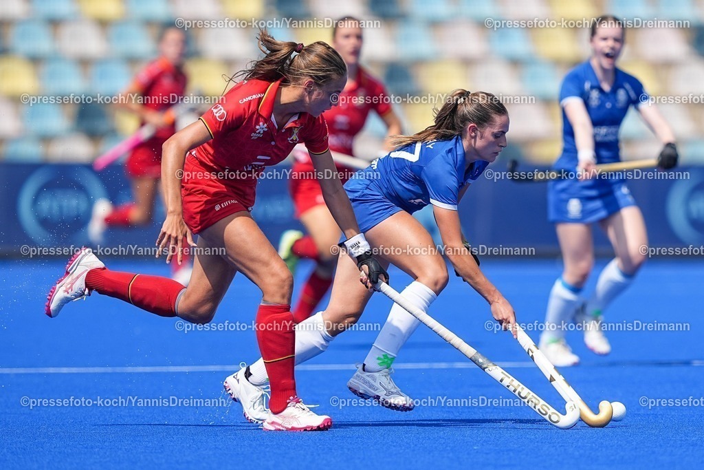 xydrx13082502024 | 13.08.2025, xydrx, Frauen EuroHockey Championship 2025, Gruppenphase, Gruppe B, Belgien - Schottland, Sparkassenpark Mönchengladbach: Lucie Breyne (BEL #31) im Zweikampf gegen Ava Findlay (SCO #37)