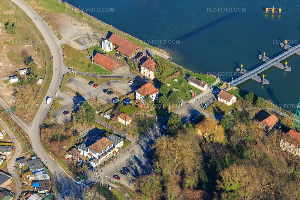 Aerial view: Restaurant Auberge du Rhin at the Plittersdorf Rhine ferry-Seltz in Seltz in the state Bas-Rhin, France. – Photo: IMG_104848.jpg taken on 03/14/2018 by Werner Riehm/FLY-FOTO.com – Resolution of the original: 5472 x 3648 px – AUBERGE DU RHIN – Inforoute alsace