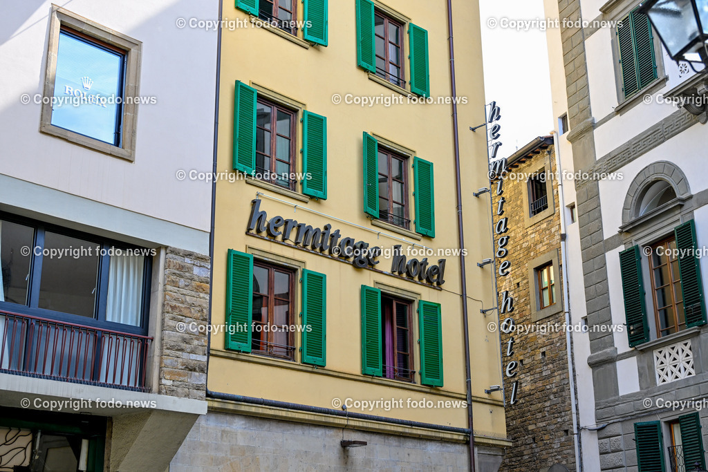 Italien_ Toscana_ Florenz_ 30.05.2024-74 | 30.05.2024, Italien, ITA, Toskana, Florenz im Bild Stadtansichten, Gebäude, Architektur, Touristen, Historisch, Souvenir, Altstadt, Museum, Statuen, Skulpturen, Piazza della Signoria, Statue David, Palazzo Vecchio, Neptunbrunnen, Piazza della Repubblica, Ponte Vecchio, Brücke, Uffizien, Kathedrale Santa Maria del Fiore, Arno, Fluß


Florenz, Firenze, ist eine italienische Großstadt. Nach Einwohnern ist sie die achtgrößte Stadt Italiens. Florenz ist die Hauptstadt sowie größte Stadt der Region Toskana und der Metropolitanstadt Florenz, in der etwa eine Million Menschen leben. Florenz ist für seine Geschichte berühmt. Leonardo da Vinci verbrachte große Teile seiner Jugend in Florenz, Michelangelo fand Unterschlupf in der Kirche der Medici, Galileo Galilei wohnte als Hofmathematiker in den Palästen der Medici. Von 1865 bis 1871 war die Stadt die Hauptstadt des neu gegründeten Königreichs Italien. Das historische Zentrum von Florenz zieht Jahr für Jahr Millionen von Touristen an. Die historische Innenstadt wurde von der UNESCO im Jahre 1982 zum Weltkulturerbe erklärt. 
Quelle: Wikipedia
