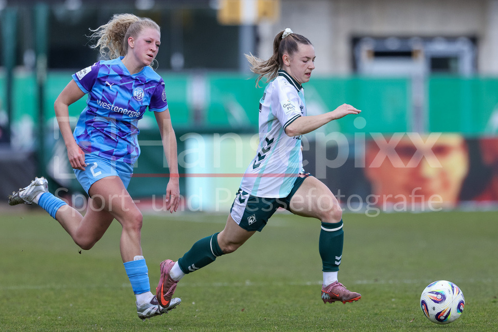 Fussball, Google Pixel Frauen-Bundesliga, SV Werder Bremen - SGS Essen | v.li.: Julie Terlinden (SGS Essen, 2) und Michelle Weiß (SV Werder Bremen, 15) im Laufduell, Zweikampf, Duell, Dynamik, Aktion, Action, Spielszene, DIE DFB-RICHTLINIEN UNTERSAGEN JEGLICHE NUTZUNG VON FOTOS ALS SEQUENZBILDER UND/ODER VIDEOÄHNLICHE FOTOSTRECKEN. DFB REGULATIONS PROHIBIT ANY USE OF PHOTOGRAPHS AS IMAGE SEQUENCES AND/OR QUASI-VIDEO.