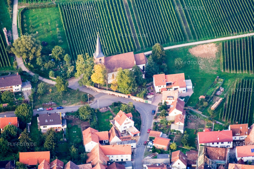 protestantische Kirche Rechtenbach | Luftbild: protestantische Kirche Rechtenbach im Ortsteil Rechtenbach in Schweigen-Rechtenbach im Bundesland Rheinland-Pfalz in Deutschland. Foto: IMG_4179.jpg vom 29.09.2006 durch Werner Riehm/FLY-FOTO.de - Realisiert mit Pictrs.com