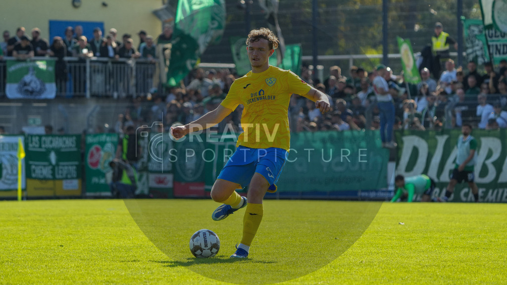 Fußball, Herren, Saison 2025/2026, Regionalliga Nordost, 10. Spieltag, FSV 63 Luckenwalde vs. BSG Chemie Leipzig, Samstag 27.09.2025, Werner-Seelenbinder-Stadion Luckenwalde, | Fußball, Herren, Saison 2025/2026, Regionalliga Nordost, 10. Spieltag, FSV 63 Luckenwalde vs. BSG Chemie Leipzig, Samstag 27.09.2025, Werner-Seelenbinder-Stadion Luckenwalde, Im Bild: Remo Merke (Luckenwalde) - Realisiert mit Pictrs.com