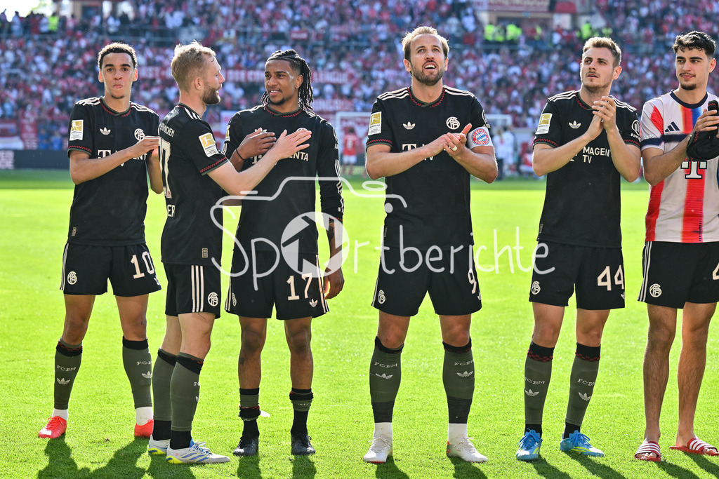1. FSV Mainz 05 - FC Bayern München | MAINZ, GERMANY - 25. APRIL: die Spieler der Bayern feiern zusammen mit den Fans den Auswärtssieg in Mainz nach dem Bundesligamatch zwischen dem 1. FSV Mainz 05 und dem FC Bayern München am 31. Spieltag in der MEWA Arena / DFL REGULATIONS PROHIBIT ANY USE OF PHOTOGRAPHS AS IMAGE SEQUENCES AND/OR QUASI-VIDEO / Jamal MUSIALA (FC Bayern Munich 10), Konrad LAIMER (FC Bayern Munich 27), Michael OLISE (FC Bayern Munich 17), Harry KANE (FC Bayern Munich 9), Josip STANISIC (FC Bayern Munich 44) und Aleksandar PAVLOVIC (FC Bayern Munich 45)