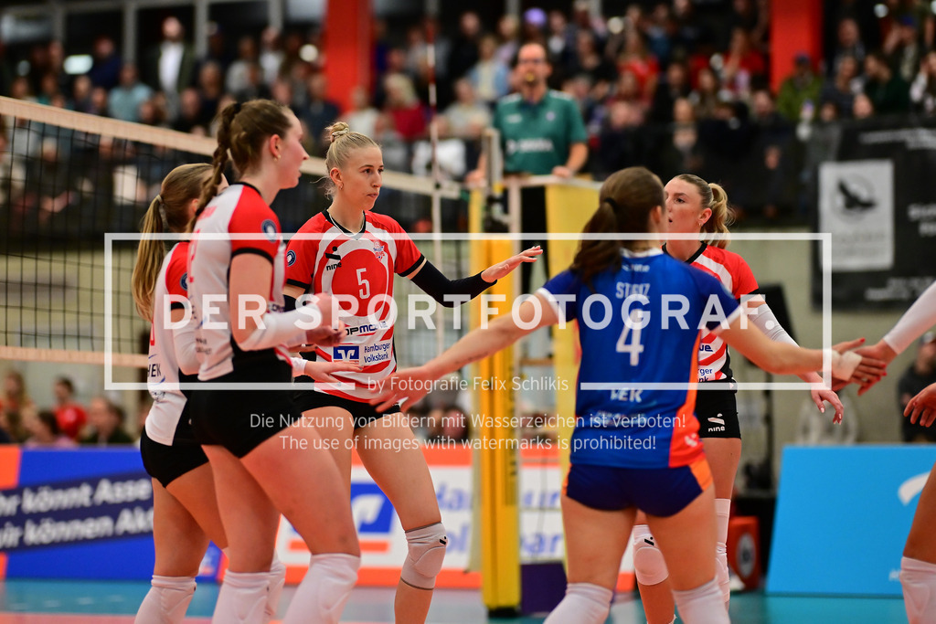 Volleyball I Frauen I Saison 2025-2026 I Bundesliga I 8. Spieltag I ETV Hamburger Volksbank Volleys - Binder Blaubären TSV Flacht I 43034 | ETV Hamburger Volksbank Volleys Frauen zusammen - Realisiert mit Pictrs.com