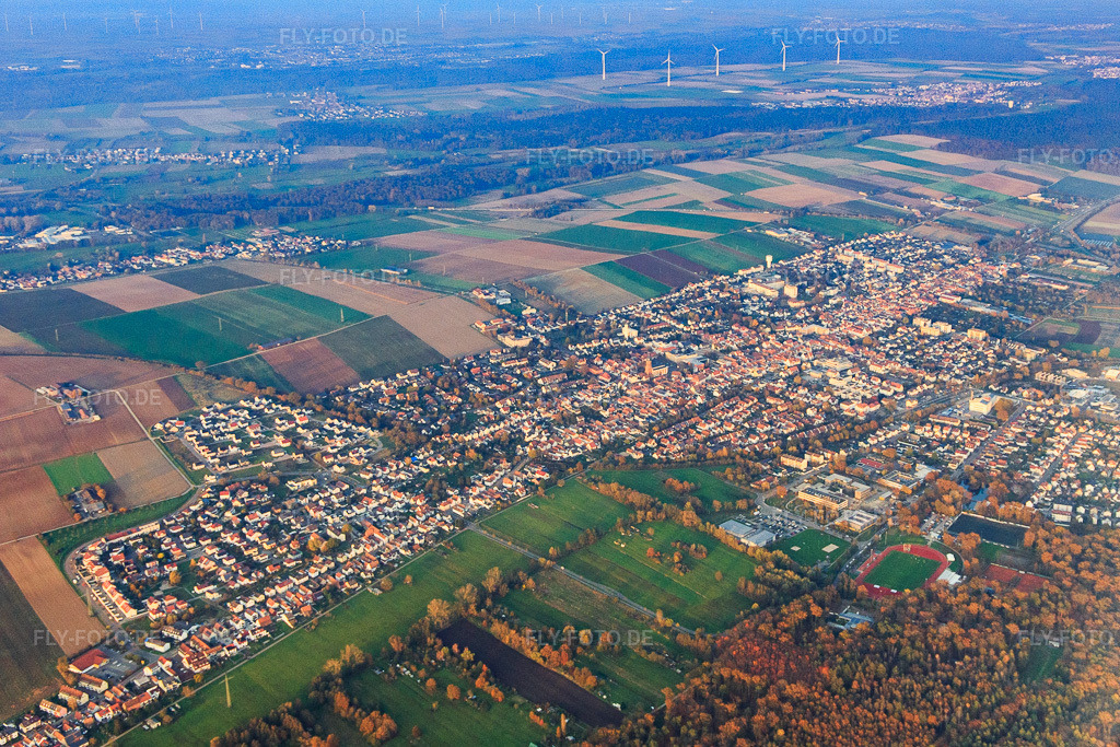 Luftbild: Ortsansicht von Südwesten in Kandel im Bundesland Rheinland-Pfalz in Deutschland. Foto: IMG_144064.jpg vom 09.11.2024 durch Werner Riehm/FLY-FOTO.de