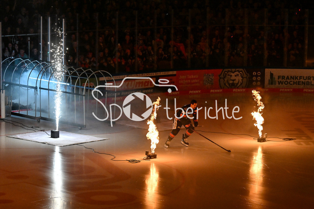 Löwen Frankfurt -Augsburger Panther | Der Einlauf der Loewen Frankfurt vor der Partie gegen Augsburg / Nathan BURNS (Löwen Frankfurt #8) / DEL: Loewen Frankfurt - Augsburger Panther, Eissporthalle Frankfurt am 14.02.2025