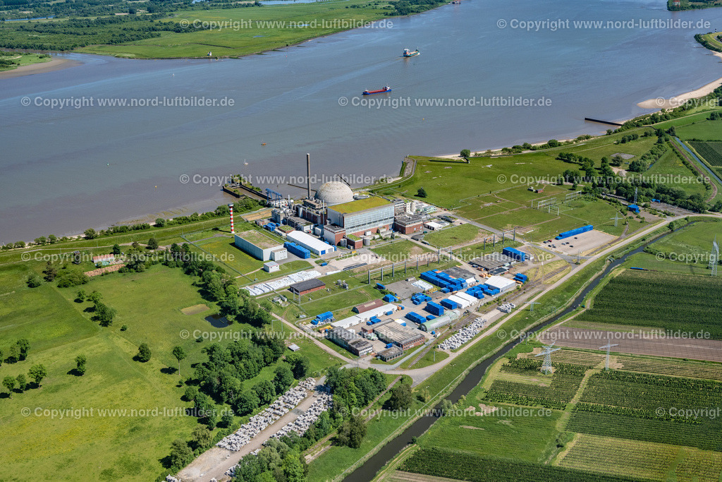 Stade_Kernkraftwerk_Kraftwerk_ELS_7477030622 | STADE 03.06.2022 Gebäude der stillgelegten Reaktorblöcke und Anlagen des AKW - KKW KKS Kernkraftwerk in Stadersand im Bundesland Niedersachsen. Weiterführende Informationen bei: ANT Applied New Technologies AG,  PreussenElektra GmbH,  SAT Kerntechnik GmbH,  Uniper Anlagenservice GmbH,  VPC GmbH,  Vattenfall Europe Sales GmbH. // Building the decommissioned reactor units and systems of the NPP - NPP nuclear power plant in Stadersand in the state Lower Saxony. Further information at: ANT Applied New Technologies AG,  PreussenElektra GmbH,  SAT Kerntechnik GmbH,  Uniper Anlagenservice GmbH,  VPC GmbH,  Vattenfall Europe Sales GmbH. Foto: Martin Elsen