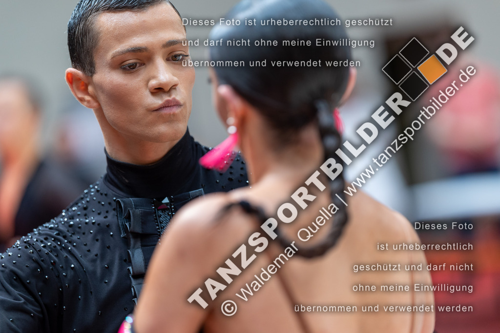 20240810-00924 | Hier finden Sie Tanz Bilder vom Latein und Standard Formationen tanzen. Sportbilder vom Tanzsport. Schöne Fotos und von Weltmeisterschaft, Europameisterschaft, Bundesliga, Regionalliga, Oberliga und Landesliga sowie von GOC Stuttgart, DanceComp, WM Bremen