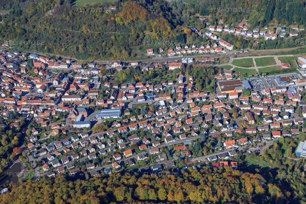 Luftbild: Landauer Straße mit WASGAU Frischemarkt Annweiler in Annweiler am Trifels im Bundesland Rheinland-Pfalz in Deutschland. Foto: IMG_34627.jpg vom 26.10.2010 durch Werner Riehm/FLY-FOTO.deAuflösung des Originals: 4752 x 3168 pxWASGAU Frischemarkt Annweiler