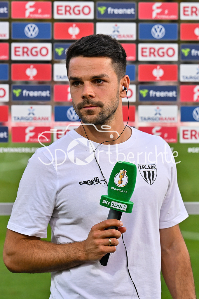 1. FC Schweinfurt 05 - Fortuna Düsseldorf | im Bild Victor KLEINHENZ Trainer FC Schweinfurt 05 beim Interview nach der Partie / Einzelfoto / Freisteller / DFB-Pokal: 1. FC Schweinfurt 05 - Fortuna Düsseldorf; Riedel-Bau Arena am 18.08.2025