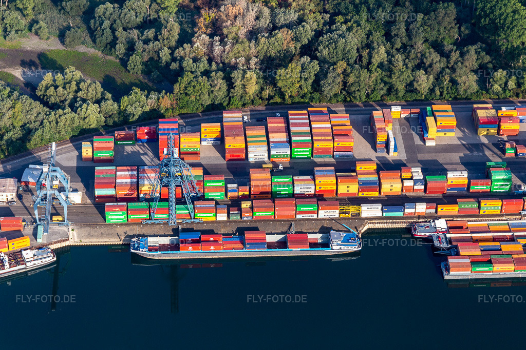Luftbild: Contargo Wörth-Karlsruhe GmbH im Containerhafen im Ortsteil Maximiliansau in Wörth im Bundesland Rheinland-Pfalz in Deutschland. Foto: IMG_134203.jpg vom 26.08.2022 durch Werner Riehm/FLY-FOTO.deIhr Container-Hinterlandlogistik-Netzwerk in Europa | Contargo