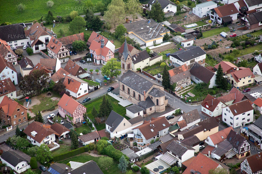 Luftbild: Kirchengebäude im Dorfkern im Ortsteil Fehlheim in Bensheim im Bundesland Hessen in Deutschland. Foto: IMG_088380.jpg vom 09.05.2016 durch Werner Riehm/FLY-FOTO.de
