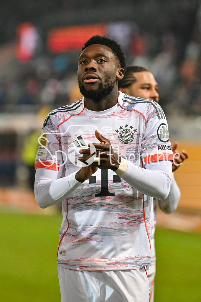 1. FC Heidenheim - FC Bayern München | HEIDENHEIM, GERMANY - 21. DECEMBER: die Spieler des FC Bayern feiern zusammen mit den Fans den Auswärtssieg in Heidenheim nach dem Bundesligamatch zwischen dem 1. FC Heidenheim und dem FC Bayern München am 15. Spieltag in der Voith-Arena / DFL REGULATIONS PROHIBIT ANY USE OF PHOTOGRAPHS AS IMAGE SEQUENCES AND/OR QUASI-VIDEO / Alphonso DAVIES (FC Bayern Munich 19)