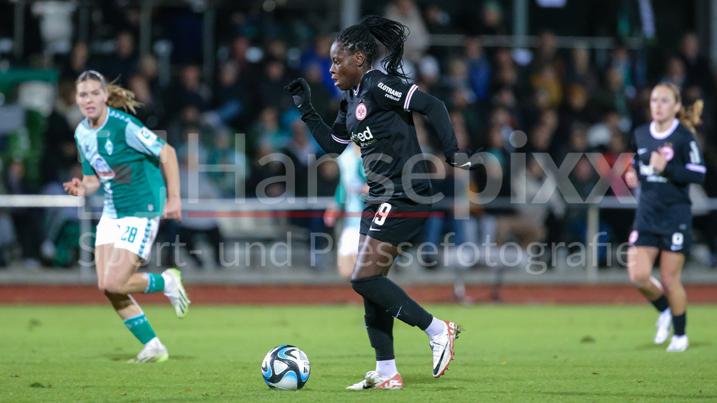 Fussball, Google Pixel Frauen-Bundesliga, SV Werder Bremen - Eintracht Frankfurt | v.li.: Nicole Anyomi (Eintracht Frankfurt, 19) am Ball, Einzelbild, Ganzkörper, Aktion, Action, Spielszene, DIE DFB-RICHTLINIEN UNTERSAGEN JEGLICHE NUTZUNG VON FOTOS ALS SEQUENZBILDER UND/ODER VIDEOÄHNLICHE FOTOSTRECKEN. DFB REGULATIONS PROHIBIT ANY USE OF PHOTOGRAPHS AS IMAGE SEQUENCES AND/OR QUASI-VIDEO.