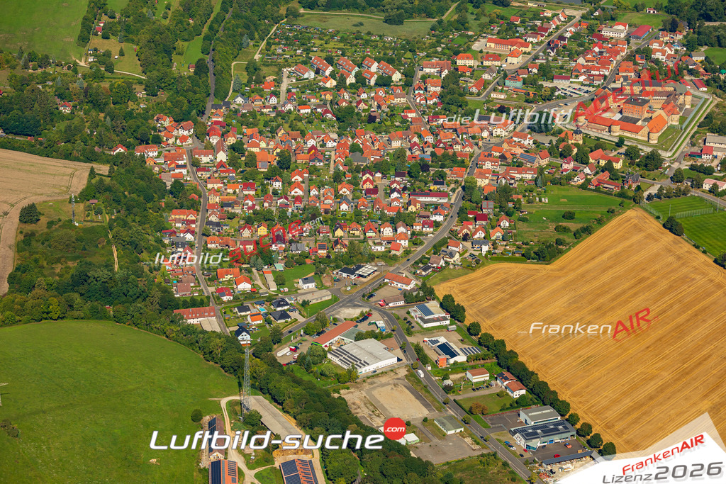 Luftbild der Stadt Untermaßfeld - Die Luftaufnahme wurde 2025 vom UL-Flugzeug heraus erstellt ( keine Drohne ) - Hochauflösende Luftaufnahme - für professionelle Ausdrucke geeignet. Die Geschenkidee !Hier alle&nbsp;Infos zur Lizenzierung der LuftaufnahmeWir fliegen auch dieses Jahr wieder in Ihre Region um Luftbilder zu erstellen.- Luftbild anfragen