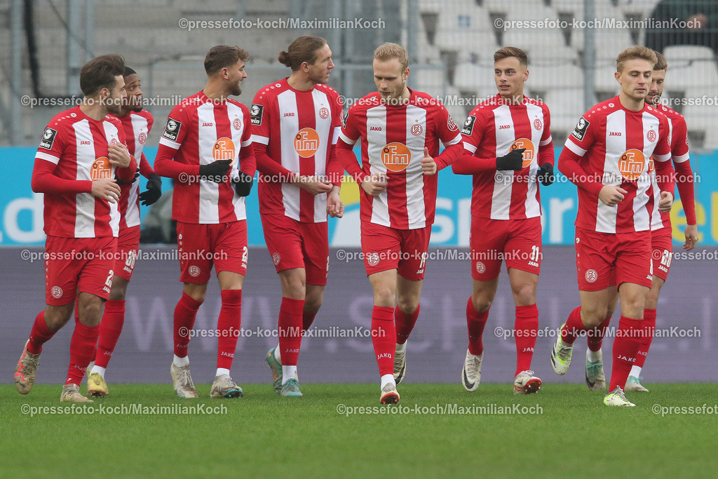 RWE06012401006 | 06.01.2024, Essen, Fußball, Herren, Stadion an der Hafenstraße, Testspiel, Rot-Weiss Essen – 1. FC Köln:  Torjubel nach de 1:0 durch Marvin Obuz (Rot-Weiss Essen) in der ersten Spielminute. 
DFB regulations prohibit any use of photographs as image sequences and or quasi-video.