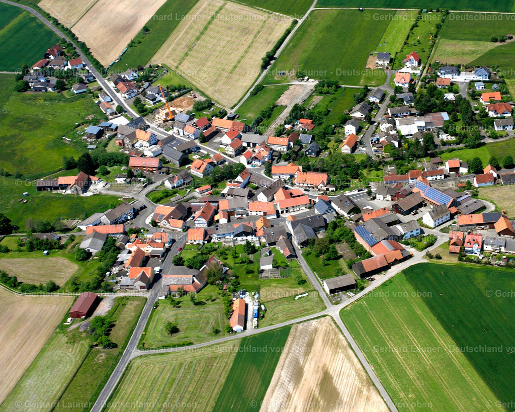 2614991 | STREBENDORF 06.08.2006 Landwirtschaftliche Nutzflächen und Feldgrenzen  umsäumen das Siedlungsgebiet des Dorfes in Strebendorf im Bundesland Hessen, Deutschland // Agricultural land and field boundaries surround the settlement area of the village  in Strebendorf in the state Hesse, Germany Foto: Gerhard Launer