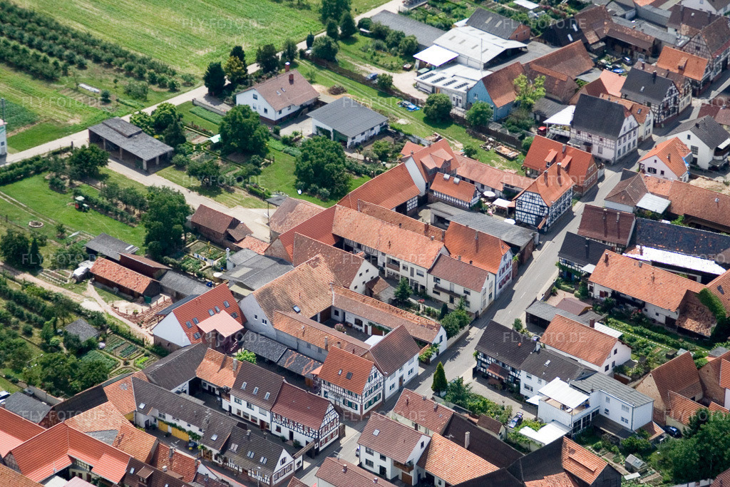 Luftbild: Hauptstraße von Norden in Winden im Bundesland Rheinland-Pfalz in Deutschland. Foto: IMG_11164.jpg vom 14.06.2008 durch Werner Riehm/FLY-FOTO.de