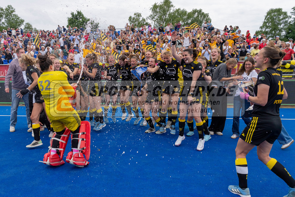 Final4_20250601-1221-HK108419 | Krefeld, Deutschland, 01.06.2025:  Feldhockey Final4 2025 – „Deutsche Feldhockey-Meisterschaften 2025“ Harvestehuder HTC - Düsseldorfer HC (Finale Damen) im Gerd-Wellen-Hockeyanlage am 01.06.2025 in Krefeld, Deutschland. (Foto von Kramhöller/Fehrmann/Kaste)Krefeld, Germany, 01.06.2025: Feldhockey Final4 2025 – „Deutsche Feldhockey-Meisterschaften 2025“ Harvestehuder HTC - Düsseldorfer HC (Finale Damen) in Gerd-Wellen-Hockeyanlage at 01.06.2025 in Krefeld, Deutschland. (Foto from Kramhöller/Fehrmann/Kaste)