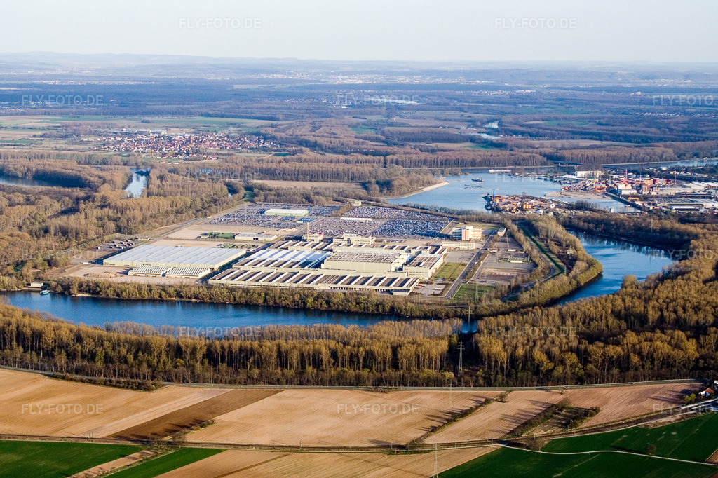 Luftbild: Gebäudekomplex und Logistikzentrum mit vielen geparkten Fahrzeugen auf dem Gelände der Daimler AG Global Logistic Center in Germersheim im Bundesland Rheinland-Pfalz in Deutschland. Foto: IMG_9990.jpg vom 29.03.2008 durch Werner Riehm/FLY-FOTO.de