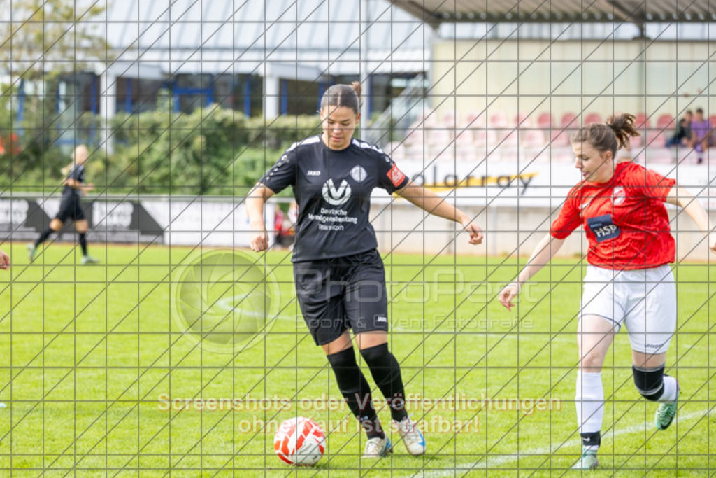 20250928_130756_0126 | #,1.FC Donzdorf (schwarz) vs. TV Derendingen (rot), Fussball, Frauen-Verbandsliga Württemberg, 03. Spieltag, Saison 2025/2026, Rasenplatz Lautertal Stadion, Süßener Straße 16, 73072 Donzdorf, 28.09.2025 - 13:00 Uhr,Foto: PhotoPeet-Sportfotografie/Peter Harich