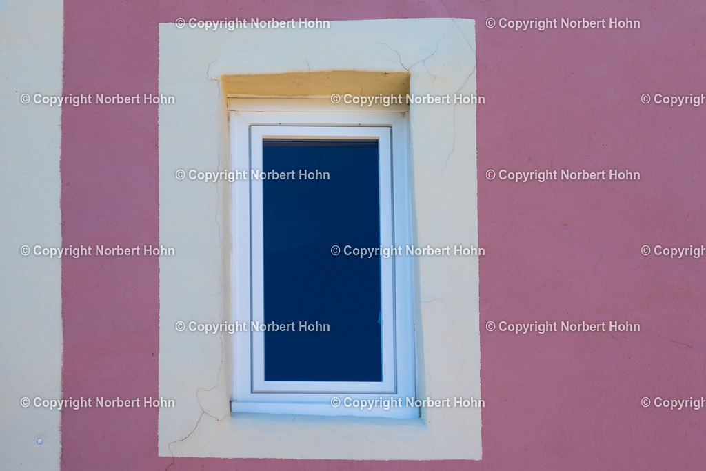 Reisefotografie - Frankreich - Provence | Ansicht einer rosafarbenen Hauswand in der franzoesischen Stadt Orange. - Realisiert mit Pictrs.com