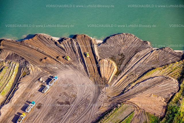 Kamp-Lintfort241013670 | Luftbild, Abgrabungsgebiet Rossenrayer Feld, Baustelle für Freizeit und Erholungsgebiet, LKW-Kolonne, Friedrichstraße, Rossenray, Kamp-Lintfort, Ruhrgebiet, Nordrhein-Westfalen, Deutschland