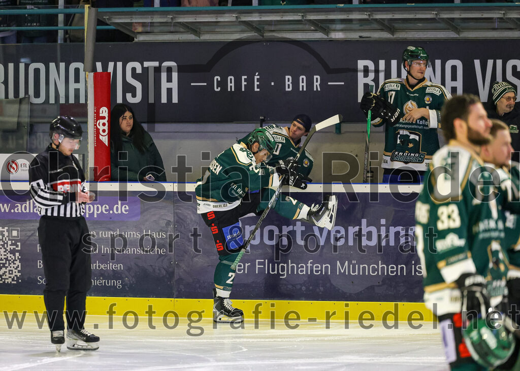2026-01-23_012_TSV_Erding_gegen_SC_Riessersee | Erding, Deutschland, 23.01.2026:Eishockey, Oberliga Süd 2025 / 2026, 40. Spieltag, TSV Erding gegen SC Riessersee, Endergebnis: 6:5 n.V.Mark Waldhausen (Erding Gladiators, #27), Torwart Nico Wimmer (Erding Gladiators, #60), Elia Ostwald (Erding Gladiators, #17)Foto: Christian Riedel / fotografie-riedel.net