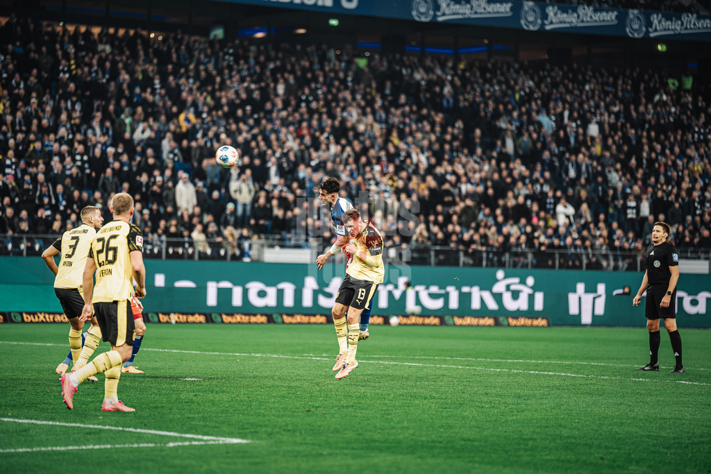 Fußball | Männer | Saison 2025/2026 | 1. Fußball-Bundesliga | 10. Spieltag | Hamburger SV vs. Borussia Dortmund | 08.11.2025 | Kopfball von Nicolas Capaldo (#24, HSV) gegen Pascal Groß (#13, Borussia Dortmund)