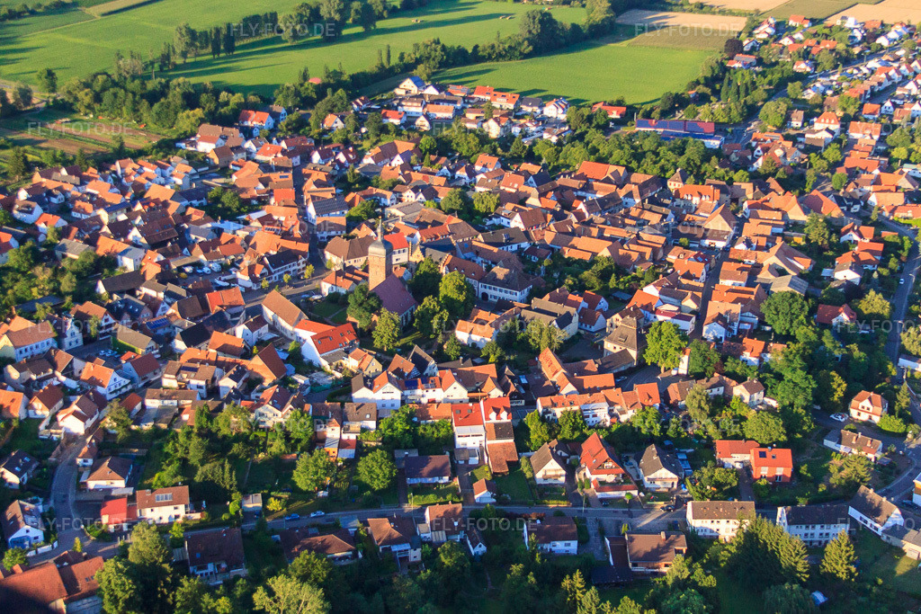 Luftbild: Dorzentrum mit Martinskirche im Ortsteil Billigheim in Billigheim-Ingenheim im Bundesland Rheinland-Pfalz in Deutschland. Foto: IMG_51117.jpg vom 22.07.2012 durch Werner Riehm/FLY-FOTO.deAuflösung des Originals: 4538 x 3025 px