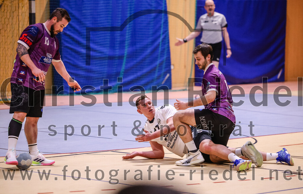 2025-02-15_037_SpVgg_Altenerding_gegen_SVW_Burghausen | Erding, Deutschland, 15.02.2025:Handball, Bezirksoberliga Männer 2024 / 2025, 16. Spieltag, SpVgg Altenerding gegen SVW Burghausen, Endergebnis: 32:31Sebastian Forster (SpVgg Altenerding, #13), Christian Schreyer (SVW Burghausen, #47), Simon Rüdiger (SpVgg Altenerding, #7)Foto: Christian Riedel / fotografie-riedel.net