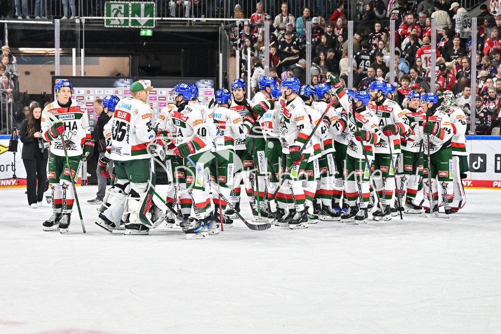 Kölner Haie - Augsburger Panther | Grosse Freude bei den Augsburger Panthern nach dem Sieg bei den Koelner Haien / DEL: Koelner Haie - Augsburger Panther, Lanxess Arena am 05.01.2025