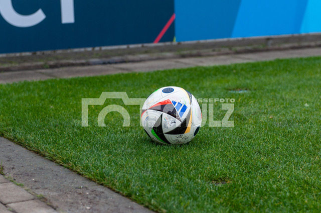 20241007NSZ_1517 | Spielball der Google Pixel Frauen-BundesligaDEU, Leverkusen, 07.10.2024 Fußball, Frauen, Google Pixel Frauen-Bundesliga, Saison 2024/2025, 5. Spieltag, Bayer 04 Leverkusen - FC Carl Zeiss JenaDIE DFB-RICHTLINIEN UNTERSAGEN JEGLICHE NUTZUNG VON FOTOS ALS SEQUENZBILDER UND/ODER VIDEOÄHNLICHE FOTOSTRECKEN - Realisiert mit Pictrs.com